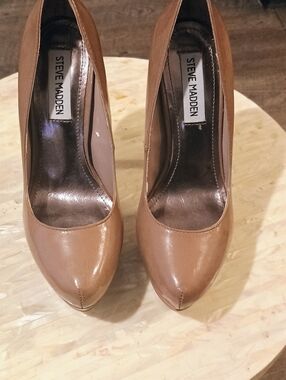 Steve Madden Tan Pointed-Toe Patent Pumps